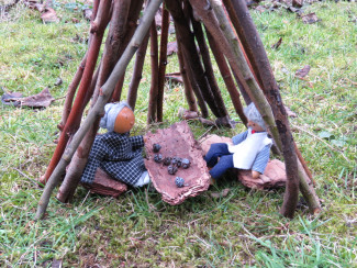 Mini-Tipi mit Esstisch und Spielfiguren