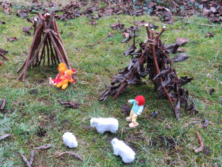 Mini-Tipis mit Spielfiguren