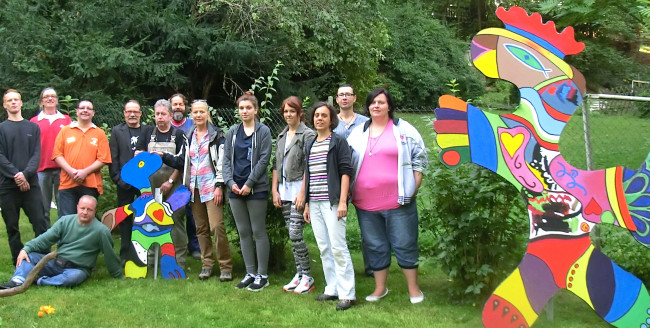 Gruppenbild beim Aufbau der Figuren im interkulturellen Garten Wetzlar